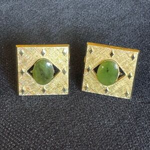 VTG brushed gold tone square men’s cufflinks w/green celadone cabachon center